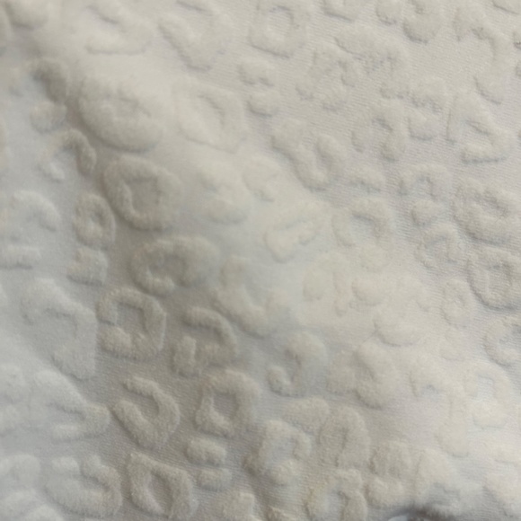 MEDIUM WHITE LEOPARD PRINTED ZYIA CROP TOP - Picture 3 of 3